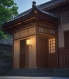 《素媛》电影画面：父亲在医院走廊默默等待，展现韩国伦理题材中家庭创伤与坚守的力量